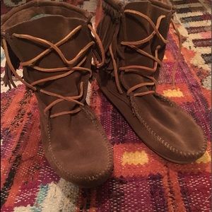Minnetonka Shoes - Minnetonka moccasin fringe boots Minnetonka Shoes - Minnetonka moccasin fringe boots